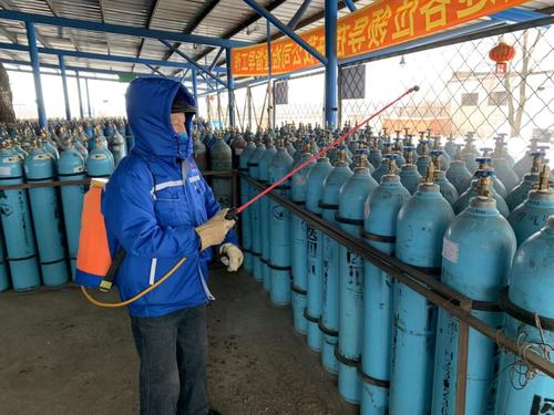 紧缺的情况下,为一线员工配备了医用口罩,手套,84消毒液及酒精等防